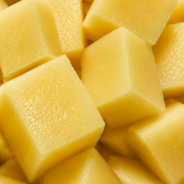 Patata cortada en dados para bravas