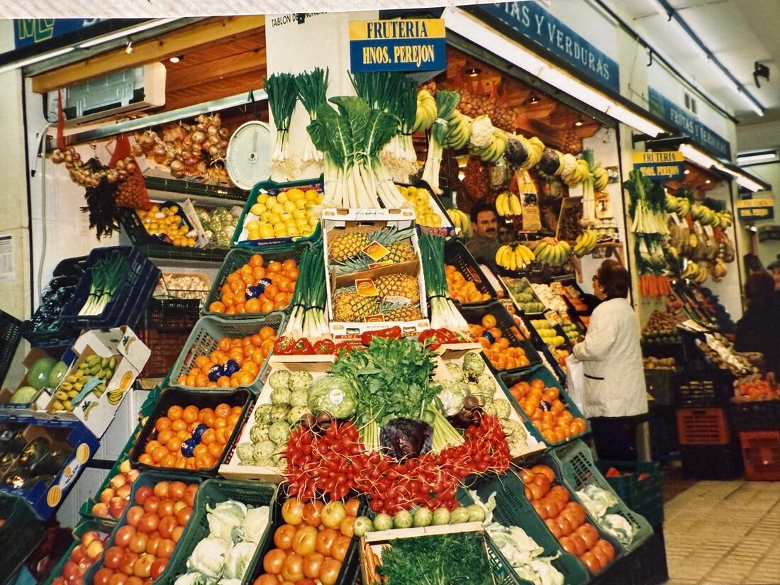Puesto tradicional de frutas y verduras de Hnos. Perejón en Sevilla